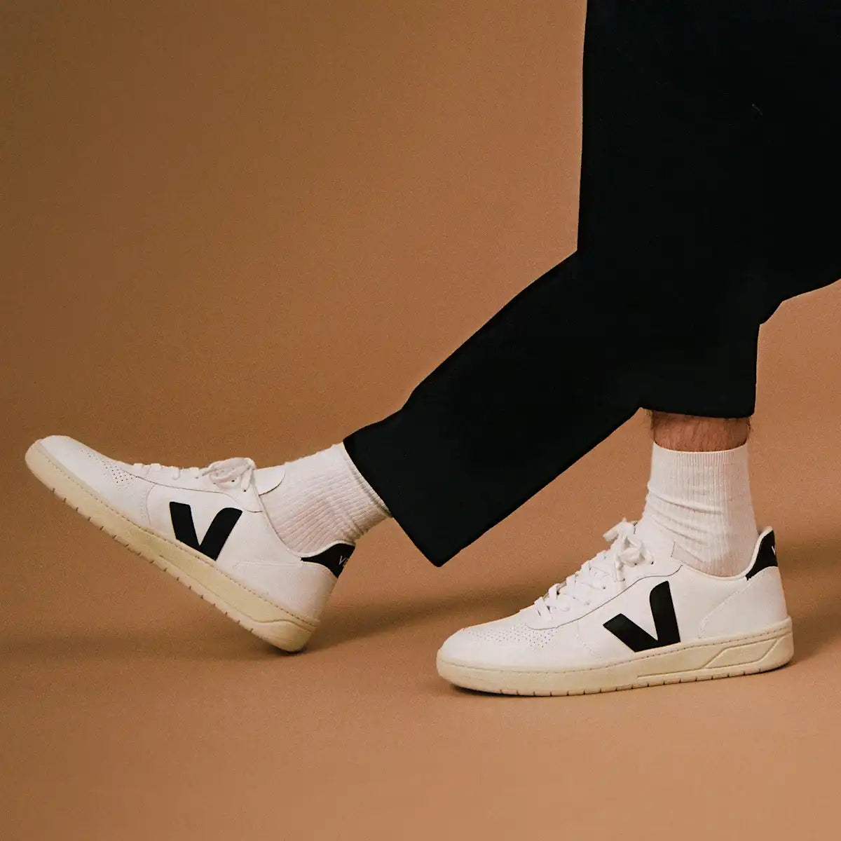 V-10 CWL WHITE BLACK